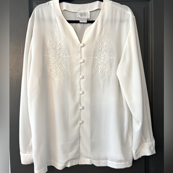 Vintage White Blouse with front Detailing and adorable white buttons ๐ - Picture 1 of 7